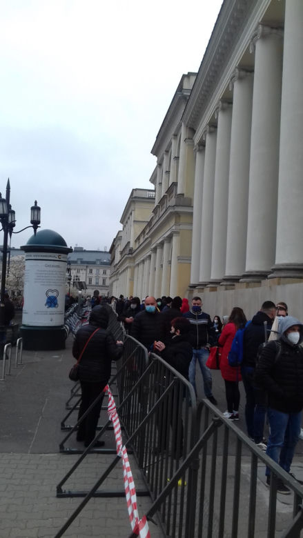 Szczepienia na pl. Bankowym. Pierwsi chętni pojawili się o godz. 3 w nocy