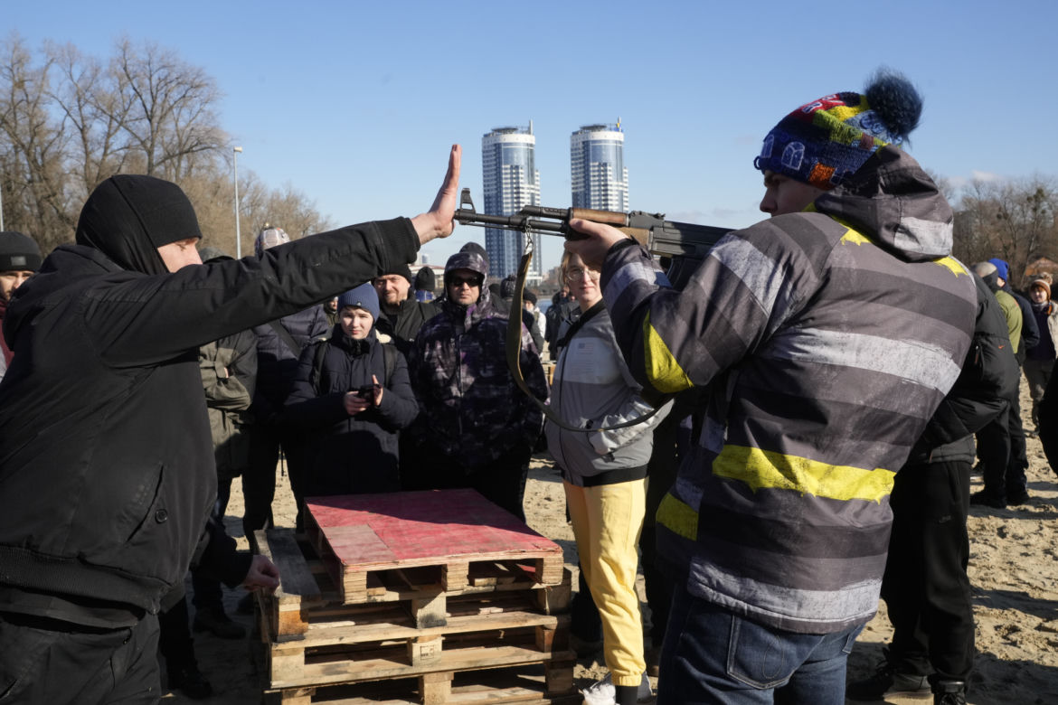 Kobiety do broni. Ukrainki masowo wstępują do armii. Chcą bronić rodzin