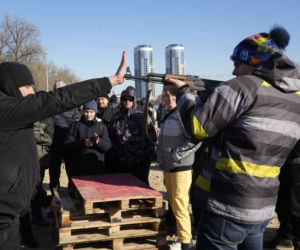 Wojna na Ukrainie. Kobiety pod bronią - coraz więcej Ukrainek wstępuje do armii. Dzieci też szkolą. 