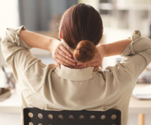 Ten rodzaj bólu karku dotyka już co trzeciego Polaka. Masaż nie pomoże, ale istnieje inny, łatwy sposób