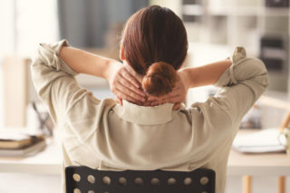 Ten rodzaj bólu karku dotyka już co trzeciego Polaka. Masaż nie pomoże, ale istnieje inny, łatwy sposób