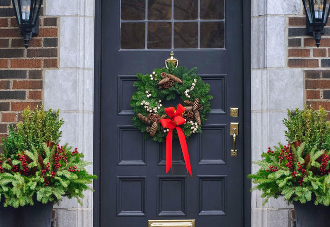 Dekoracje drzwi wejściowych na Boże Narodzenie