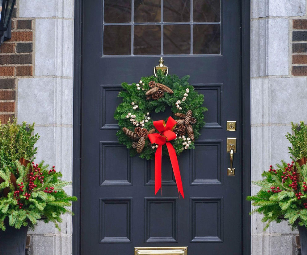Dekoracje drzwi wejściowych na Boże Narodzenie