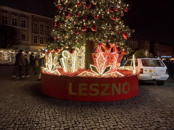 Świąteczny Zlot Amerykańskich Samochodów na Rynku w Lesznie