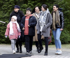 Ewa Krawczyk na grobie męża w rocznicę jego śmierci