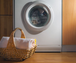 Pralka pod blatem w kuchni
