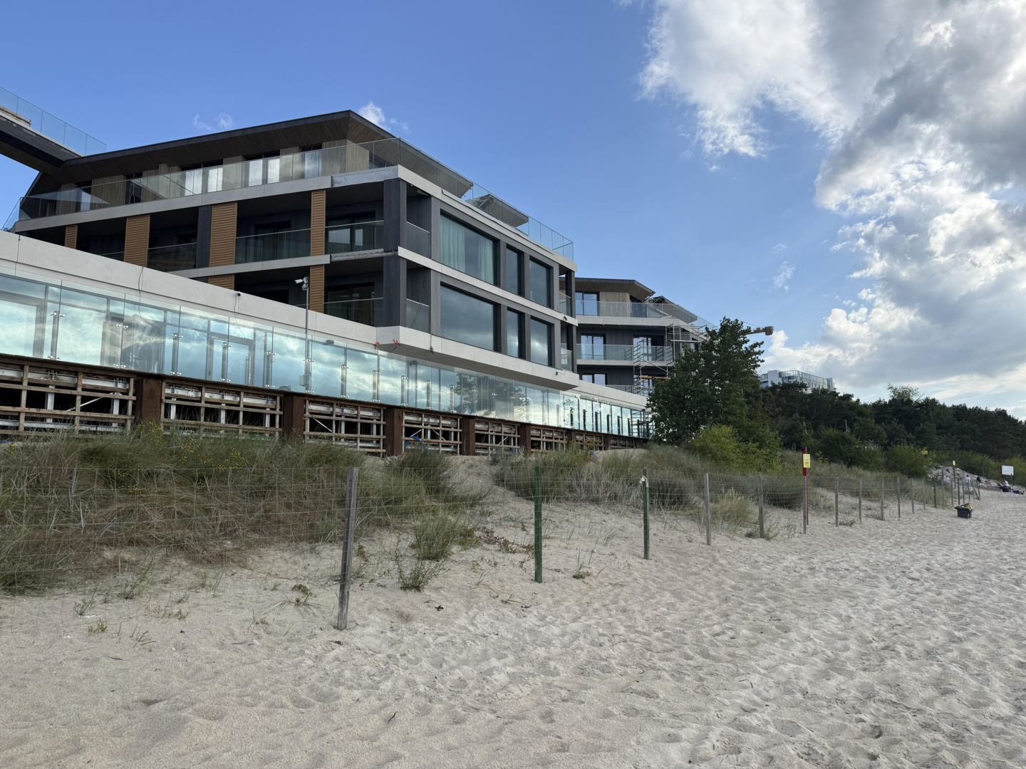 Apartamentowiec na plaży w Międzyzdrojach