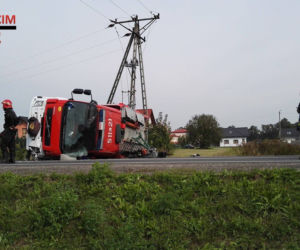 Poważny wypadek z udziałem wozu strażackiego na DK44 w gminie Oświęcim [ZDJĘCIA]