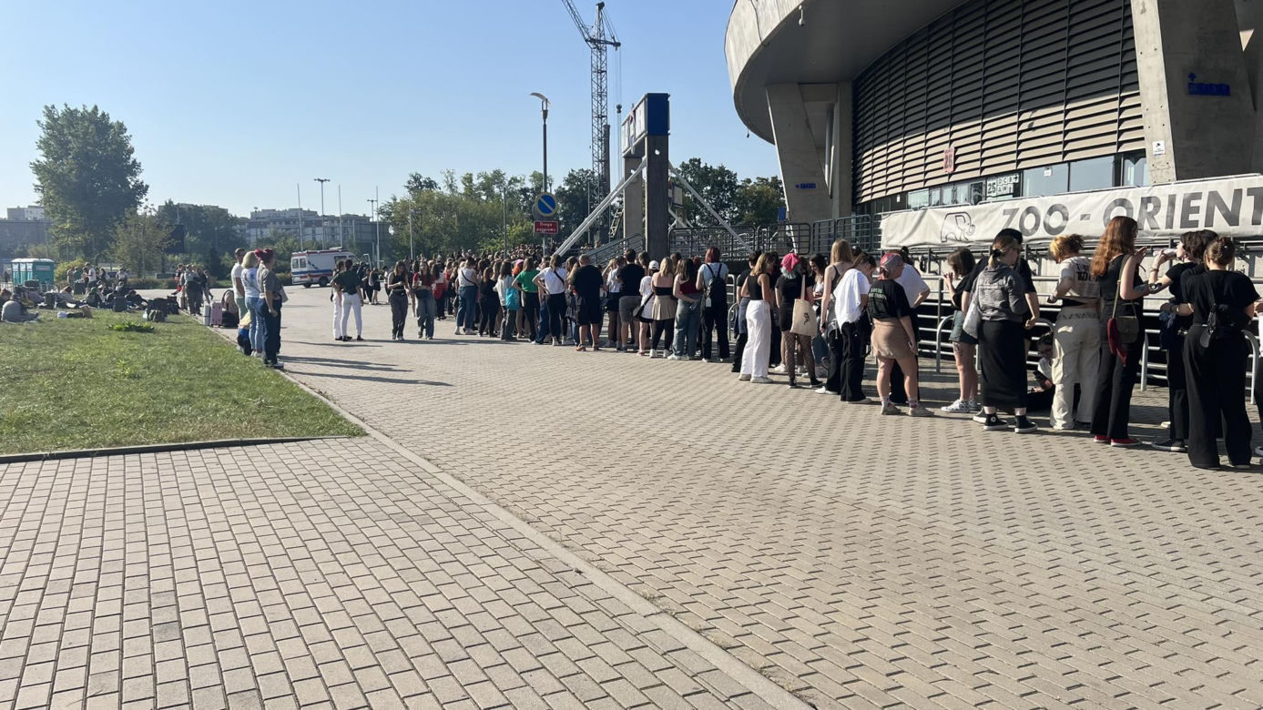 Tłumy pod Atlas Areną przed koncertem Louisa Tomlinsona. Fani pojawili się z samego rana!