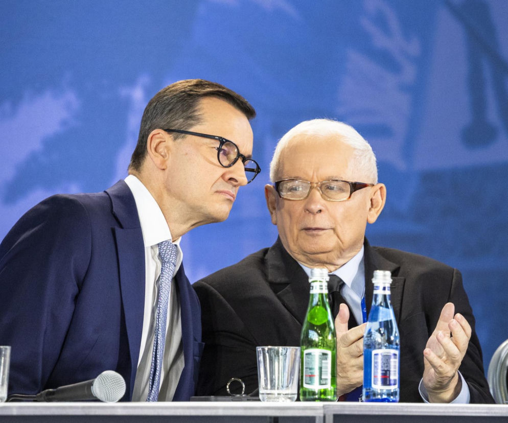 Mateusz Morawiecki szepcze do Jarosława Kaczyńskiego. O narastającym konflikcie polityków przeczytasz na SE Polityka.
