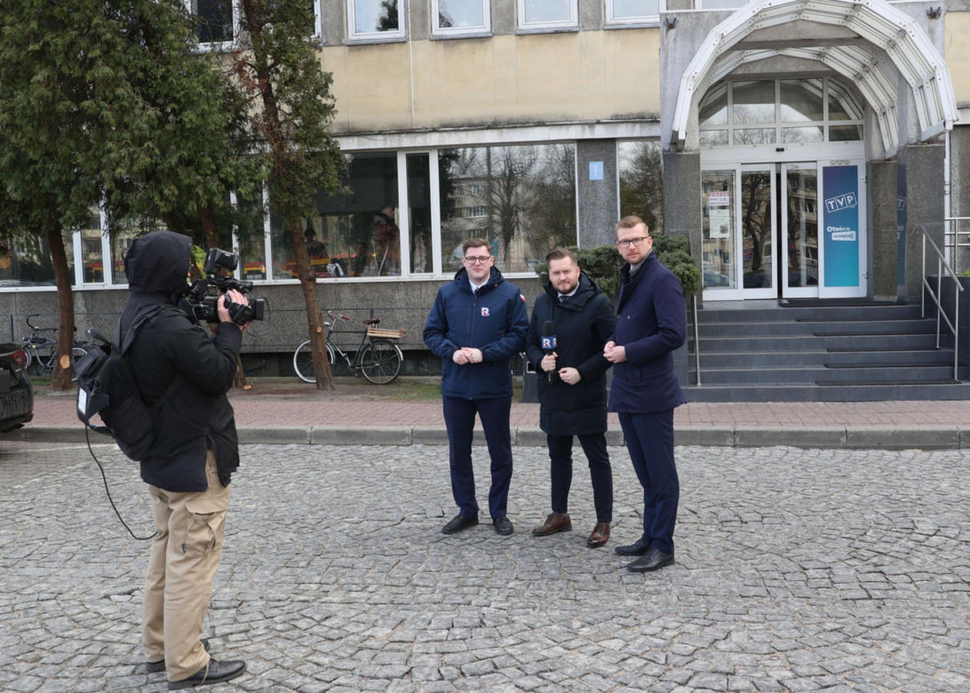 Awantura o debatę Nawrockiego i Trzaskowskiego w Końskich