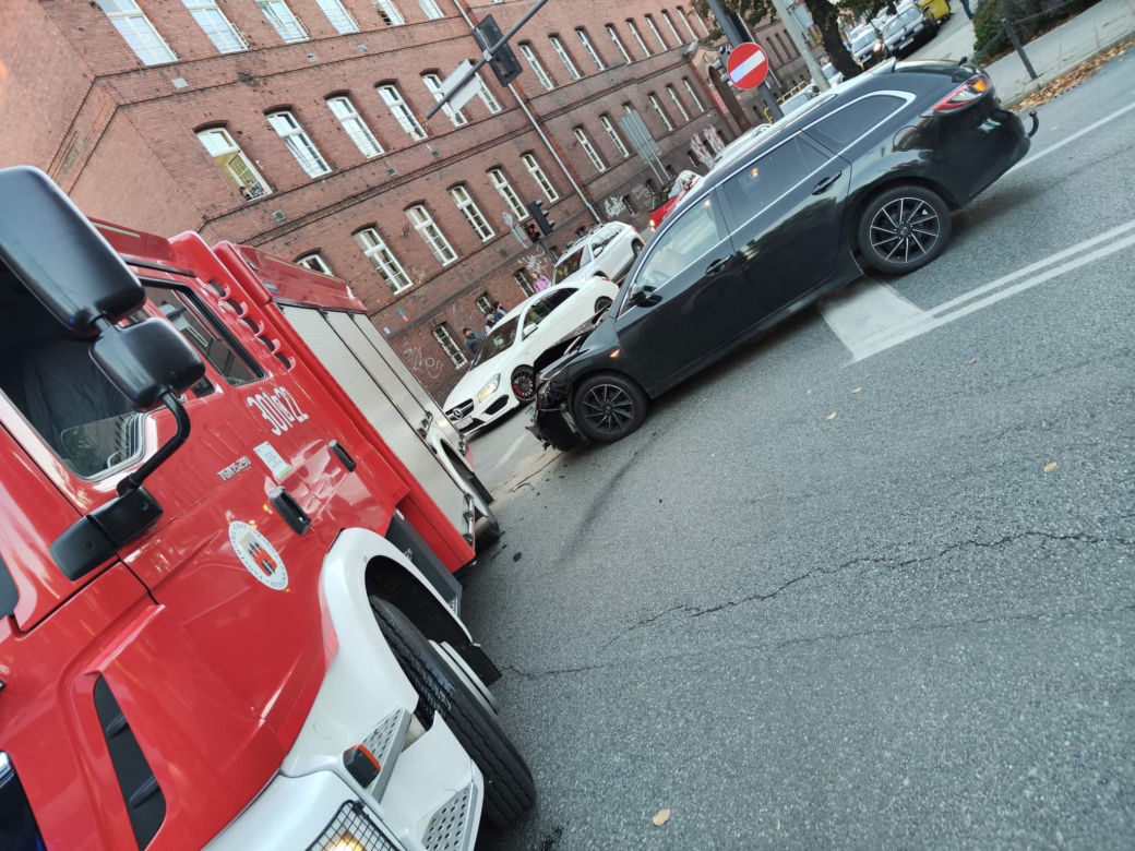 Zderzenie radiowozu policji z osobówką w centrum Bydgoszczy
