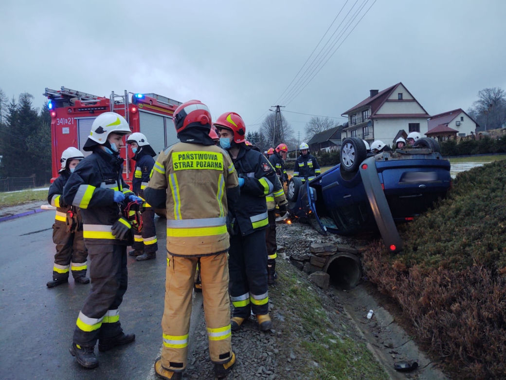 Chomranice. Ford fiesta dachował na wjeździe do posesji