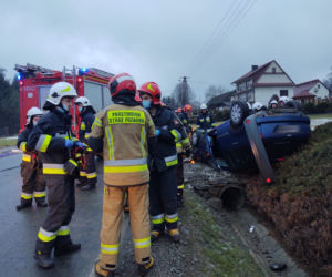 Chomranice. Ford fiesta dachował na wjeździe do posesji