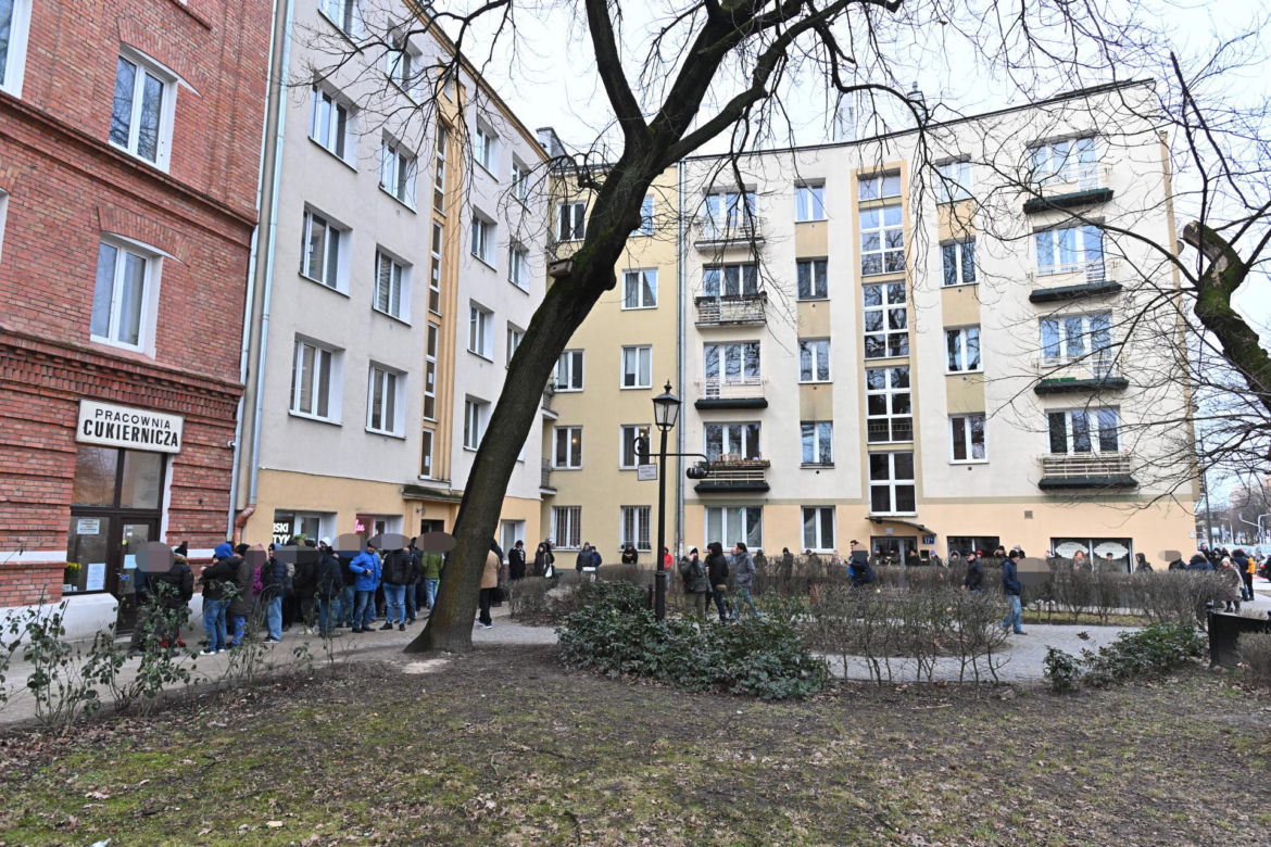 Gigantyczne kolejki po słodkości. Politycy z pączkami na ulicy. Tak wygądał tłusty czwartek w Warszawie