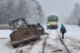 Pociąg zmiażdżył koparkę na Mazowszu.  Siła uderzenia była ogromna!