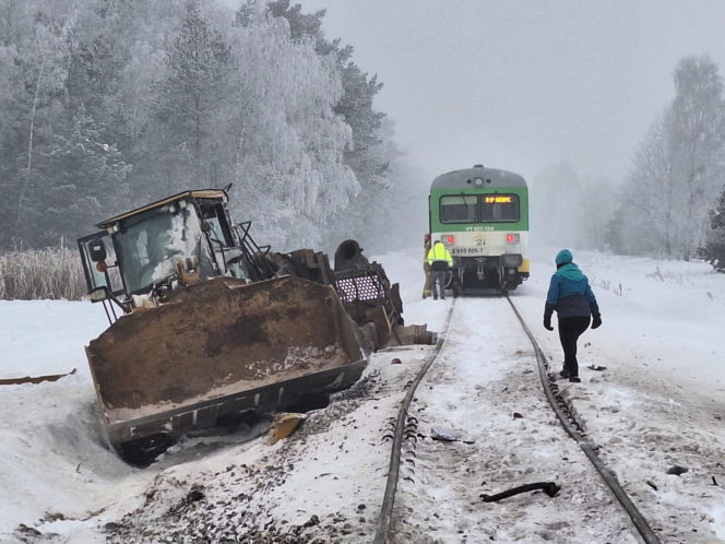 Pociąg zmiażdżył koparkę na Mazowszu.  Siła uderzenia była ogromna!