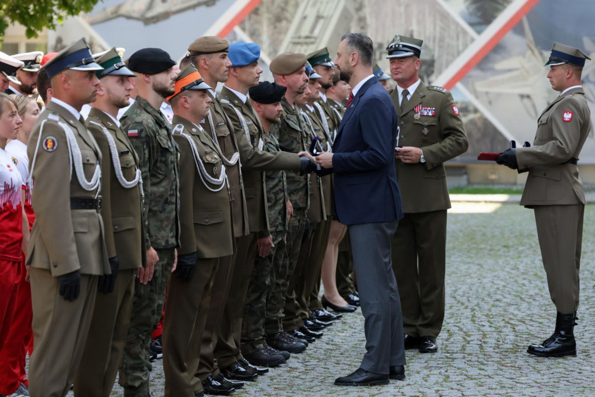 Szef MON wręczył odznaczenia żołnierzom