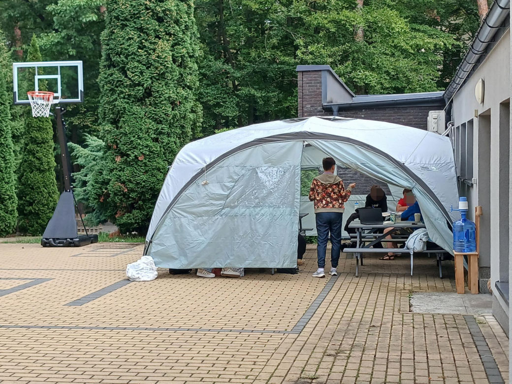 Dzieci w Sękocinie Starym ucza się pod chmurką