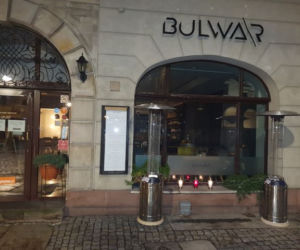 Znicze przed restauracjami w Poznaniu
