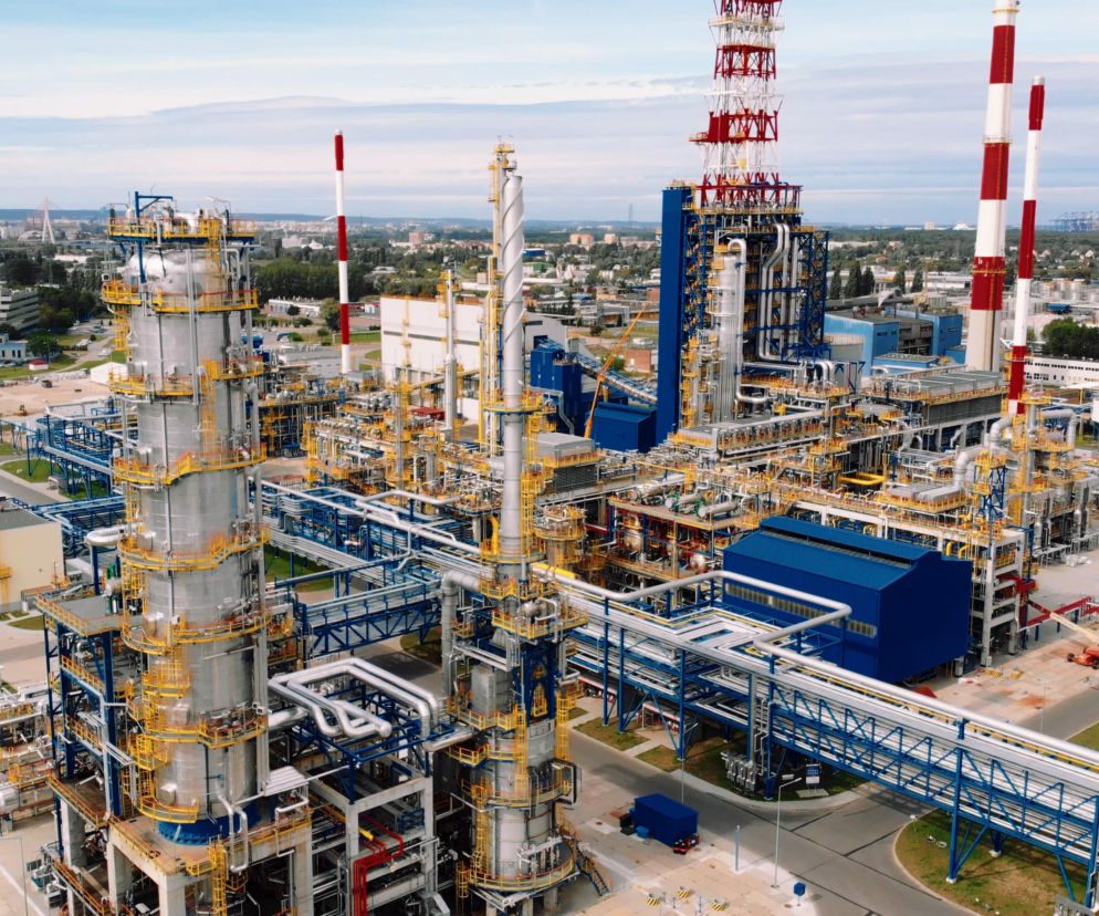 Panorama Rafinerii Gdańskiej z licznymi instalacjami przemysłowymi. O planach Saudi Aramco przeczytasz na SE Superbiz.