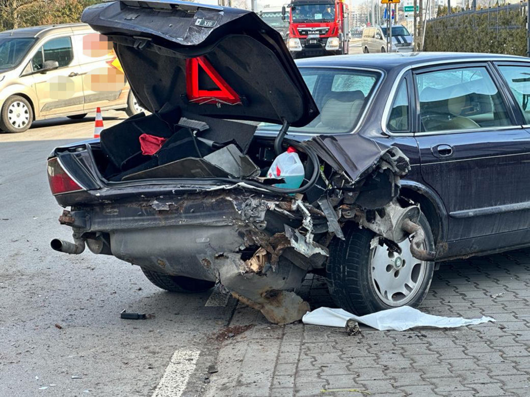 Kierujący sportowym autem roztrzaskał się o eleganckiego jaguara. Sprawca wypadku trafił do szpitala