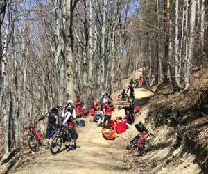 Dramatyczny wypadek młodego rowerzysty na Górze Żar. Połamanego 15-latka musiał ze szlaku zabrać helikopter LPR [ZDJĘCIA]