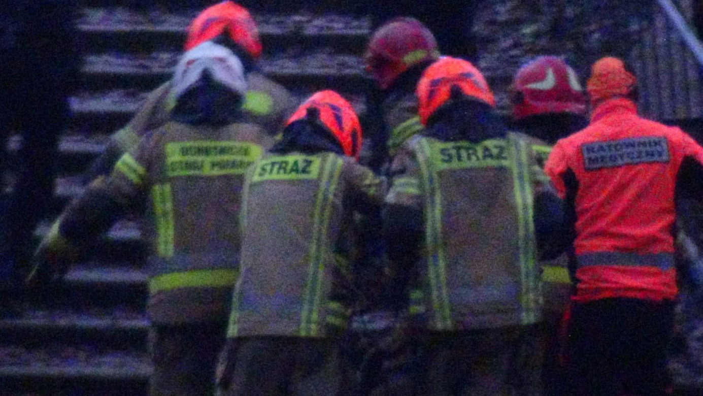 Koszmarny wypadek pod Warszawą. Taksówka owinęła się o drzewo. Kierowca cudem uszedł z życiem!
