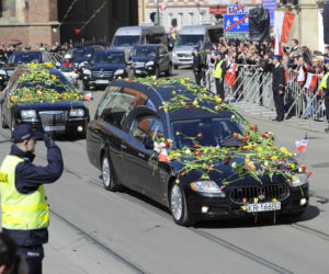Trumny pary prezydenckiej już w Bazylice Mariackiej