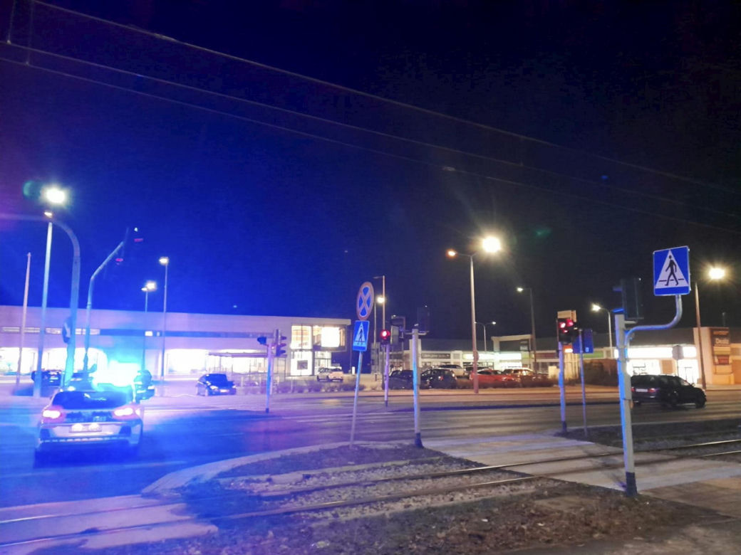 Pabianice. Makabryczny wypadek na przejściu. Po 69-latku została tylko kałuża krwi [ZDJĘCIA].
