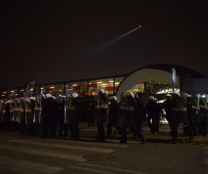 Burdy i zamieszki przy stacji Warszawa Stadion