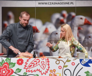 Katarzyna Bujakiewicz przyrządza gęś pod okiem szefa Kuchni Artura Moroza
