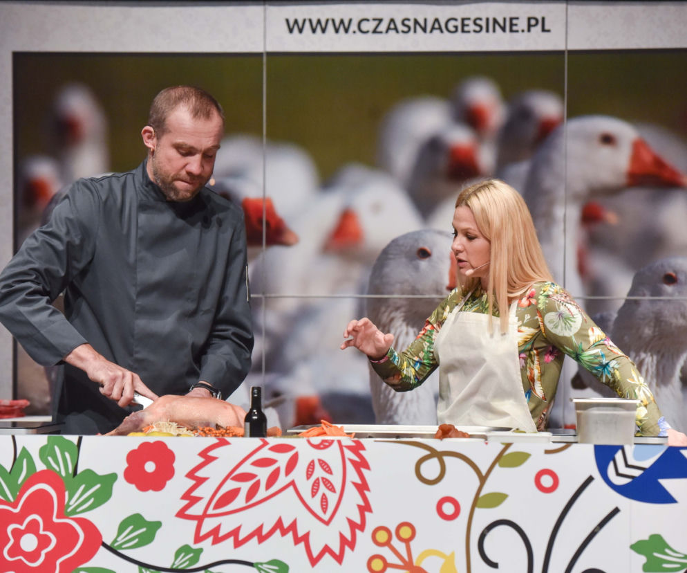 Katarzyna Bujakiewicz przyrządza gęś pod okiem szefa Kuchni Artura Moroza