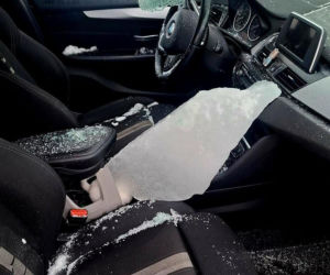 Pełczyce. Tafla lodu rozbiła szybę w BMW