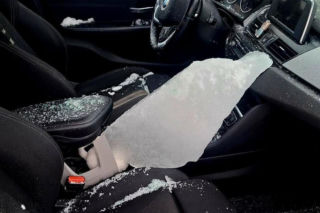 Pełczyce. Tafla lodu rozbiła szybę w BMW