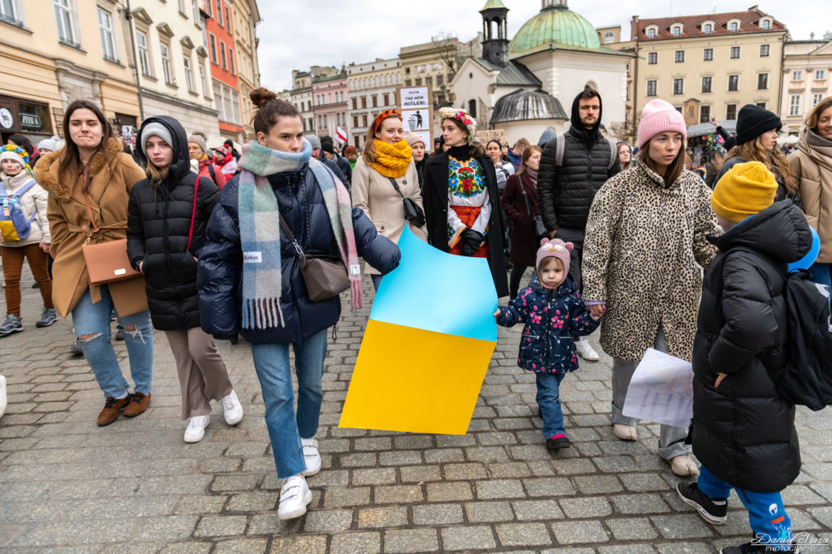 Kraków solidarny z Ukrainą! Wielka manifestacja na Rynku Głównym [ZDJĘCIA]