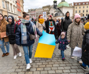 Kraków solidarny z Ukrainą! Wielka manifestacja na Rynku Głównym [ZDJĘCIA]