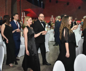 XIV Marszałkowski Bal Dobroczynny w CKK Jordanki. Zdjęcia ze środka. Efektowne kreacje VIP-ów