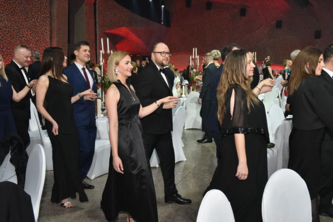 XIV Marszałkowski Bal Dobroczynny w CKK Jordanki. Zdjęcia ze środka. Efektowne kreacje VIP-ów