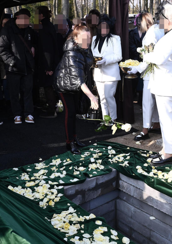 Przejmujący widok na grobie Lizy. To miejsce wyróżnia się na cmentarzu