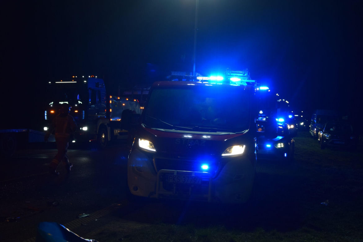 Samochód osobowy wbił się pod ciężarówkę. Groźny wypadek niedaleko Śmigla