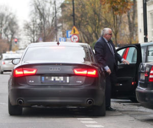 Adam Lipiński służbową furą po papierosy