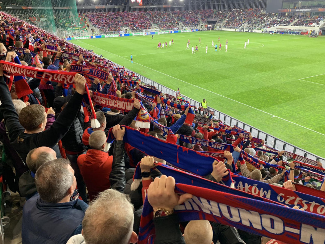 Mecz Raków Częstochowa - Sporting Lizbona. Stadion w Sosnowcu szczelnie wypełnił się kibicami 