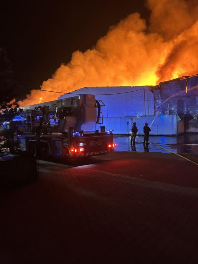 Pożar hal produkcyjnych w Bramkach