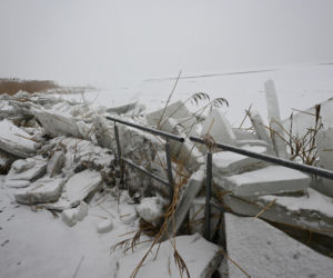 Promenada w Trzebieży zniszczona przez lód