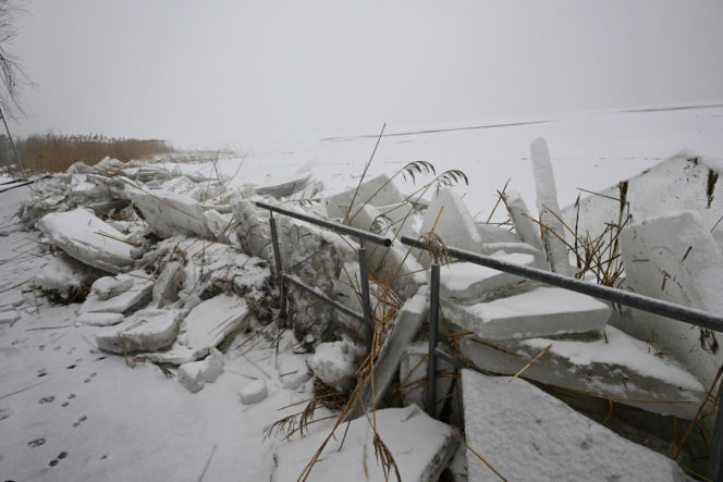 Promenada w Trzebieży zniszczona przez lód