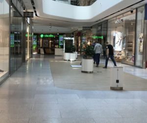Galerie na Śląsku otwarte! Ludzie bez rękawiczek i z opuszczonymi maskami
