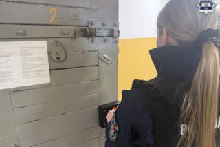 Koszmar za zamkniętymi drzwiami w Żorach. 52-latek znęcał się nad rodzicami