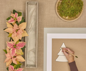 Kalendarz adwentowy z choinkami z papieru i mini poinsecjami