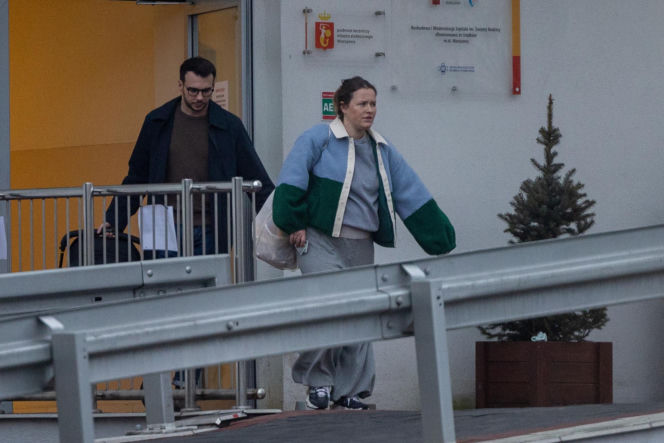 Olga Frycz wychodzi z dzieckiem ze szpitala